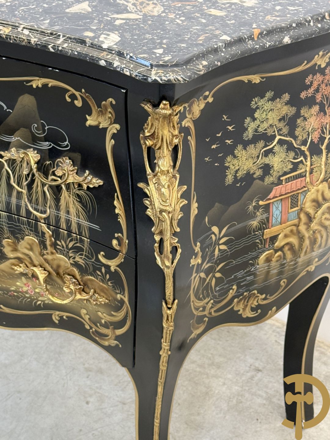 Zwartgelakte gebuikte tweeladencommode met Chinoiserie decor en marmeren blad
