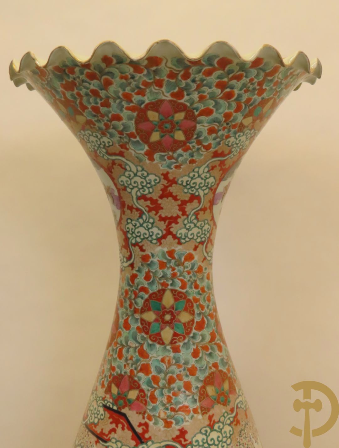 Japanse porseleinen waaiervaas met decor van geisha en krijger, bovenaan met florale motieven