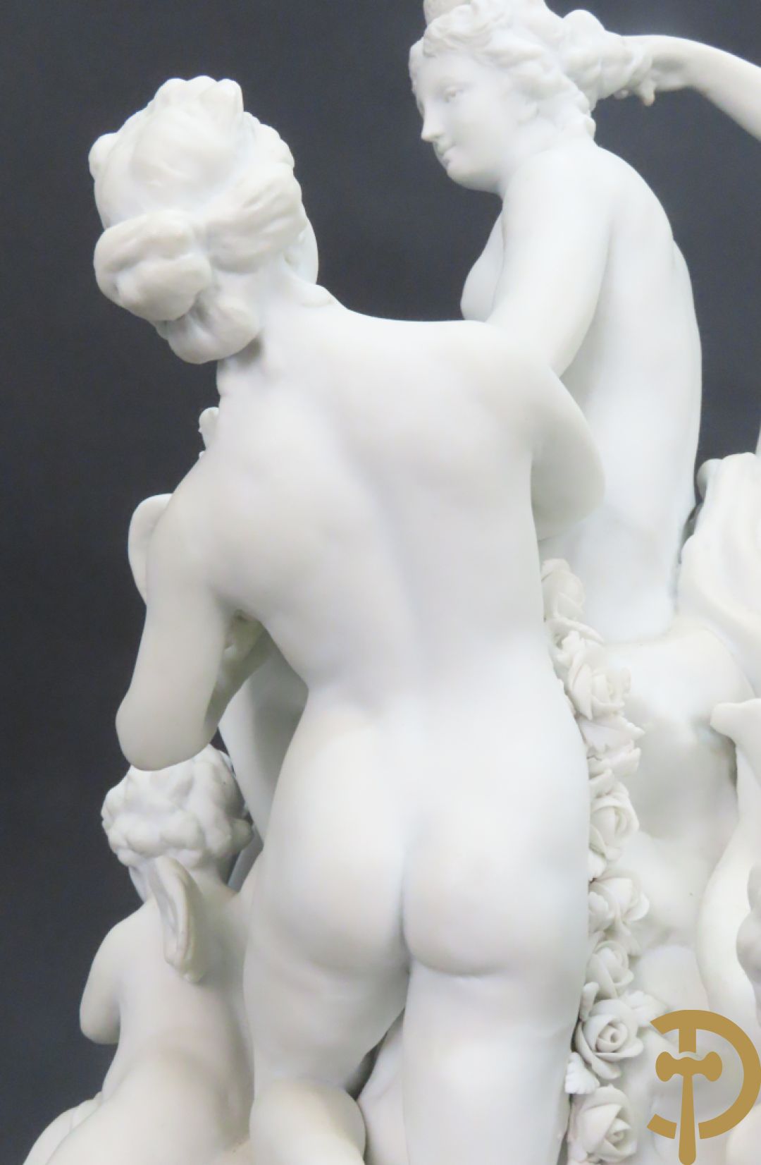 Porseleinen sierbeeld met 4 naakte dames en cupido bezet met bloemenkransen, Sèvres gemerkt