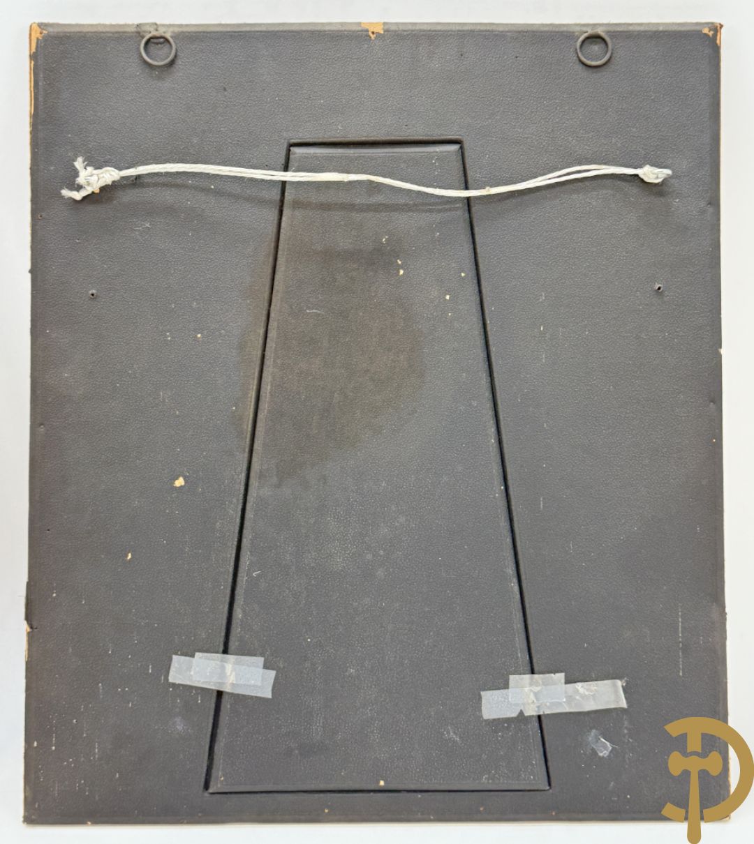 Paar ovale porseleinen plakkettes met elegante dame in bloemenveld