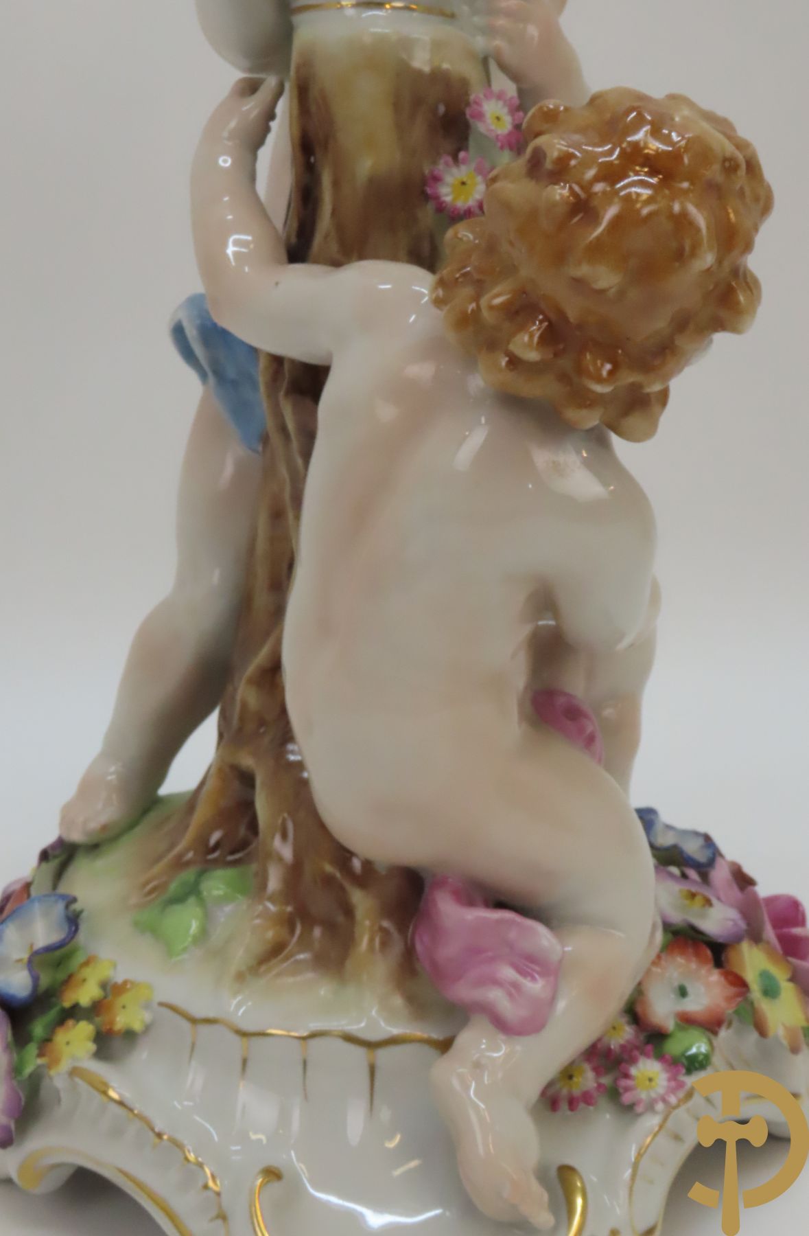 Twee porseleinen vijfarmige kandelaars met cupido