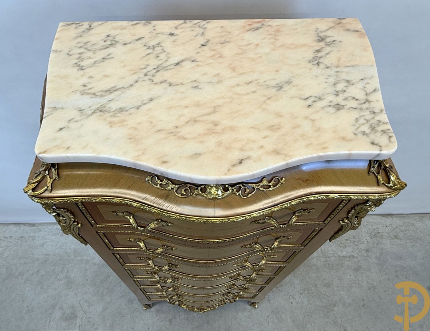 Notelaren zevenladenkast met bronsbeslag op voluutvormige poten - bovenaan marmeren blad