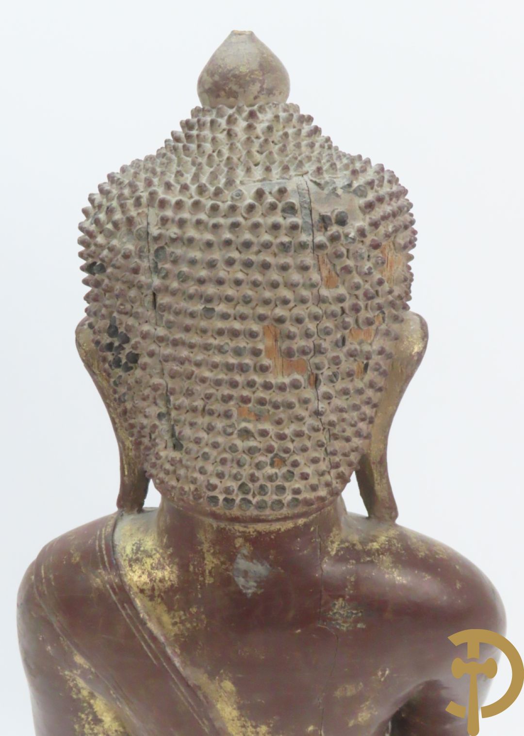 Houtgesculpteerde zittende boedha