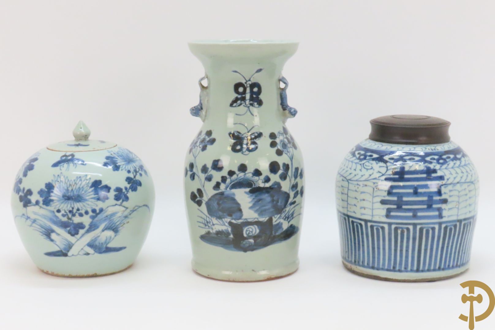 Porseleinen Chinese vaas met bloemendecor + potiche met bloemendecor + tabakspot