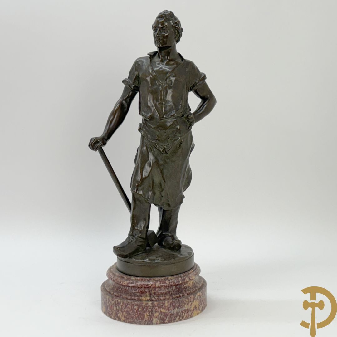 DEKEYSER J. getekend 'Staande smid met hamer' bronzen beeld op marmeren sokkel