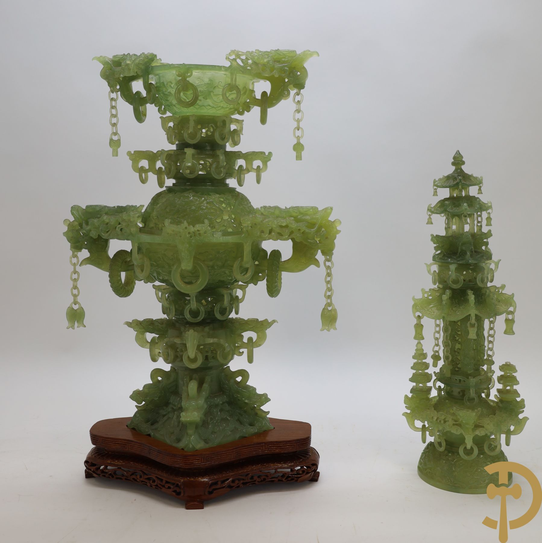 Grote handgesculpteerde brule parfum in jade, onderaan met draken en bovenaan met tempel - driedelig