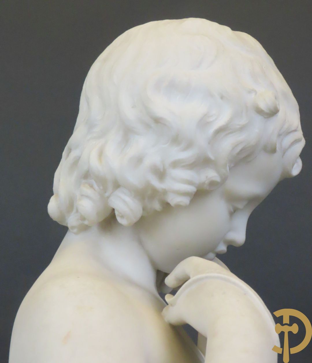 Onleesbaar getekend links achter 