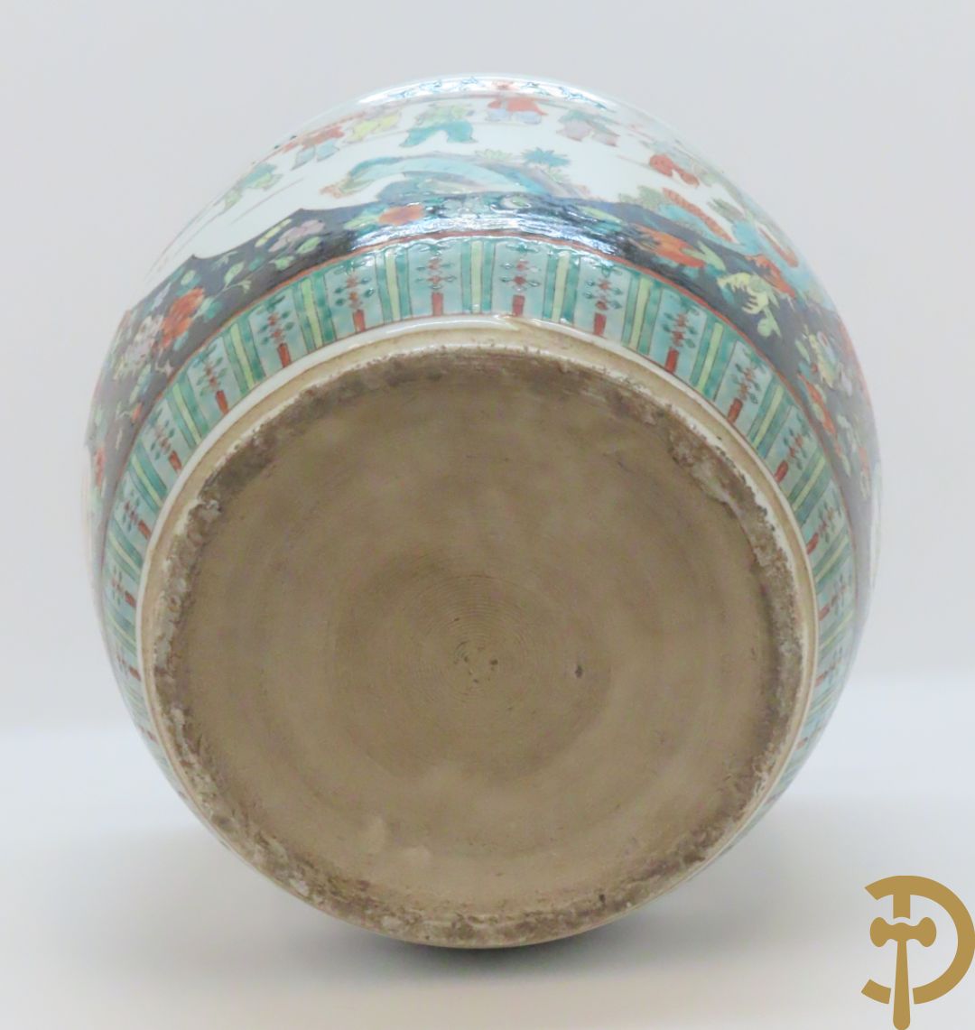 Chinese porseleinen cachepot met geanimeerd decor op zwarte fond met bloemen