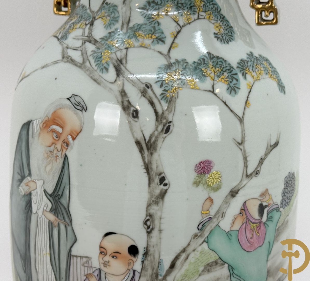 Chinese porseleinen vaas met decor van wijsgeer omgeven door kinderen