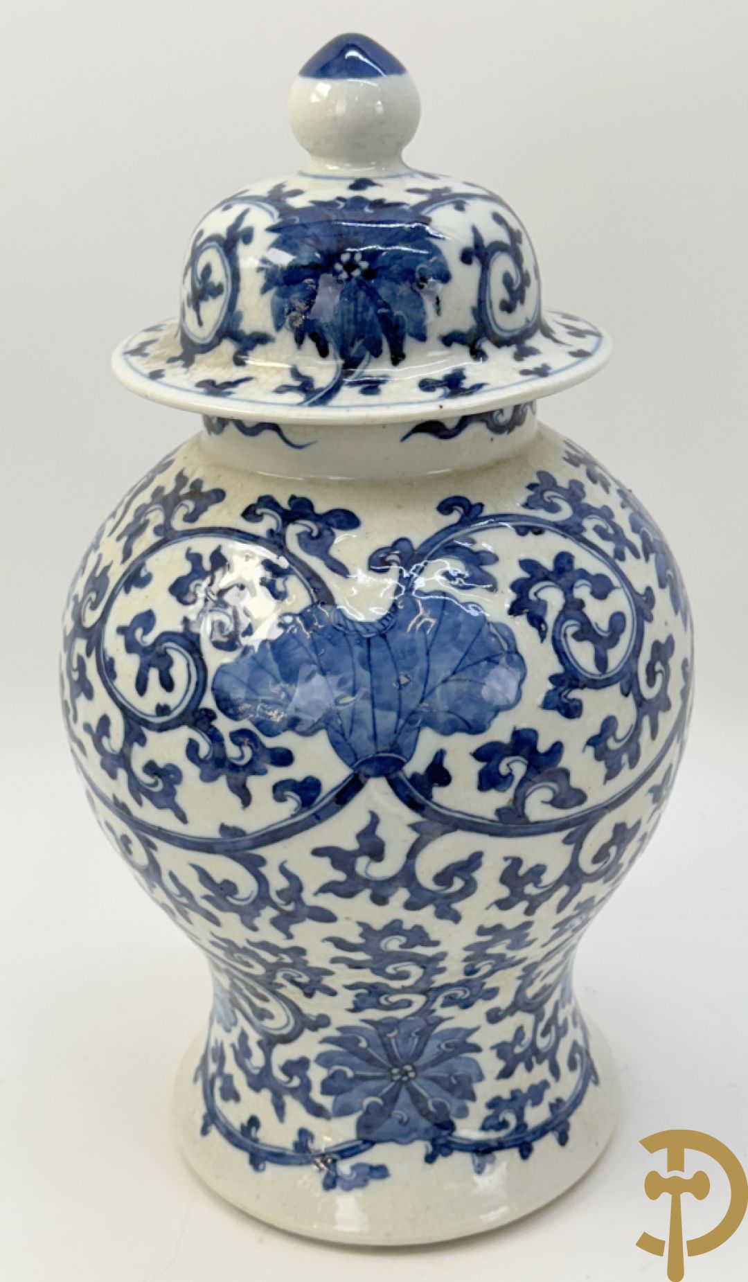 Paar Chinese dekselpotiches in blauw wit porselein met bloemendecor en accanthusranken
