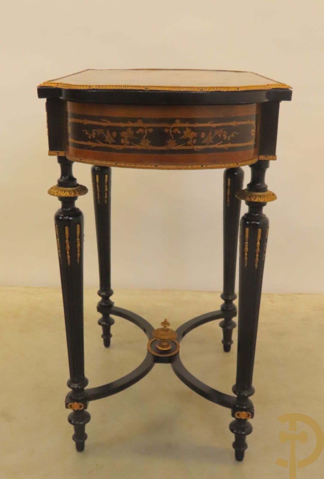 Napoleon III openklapbare opschiktafel/naaitafel met bloemenmarquetterie en amfoor in bovenblad, 19e