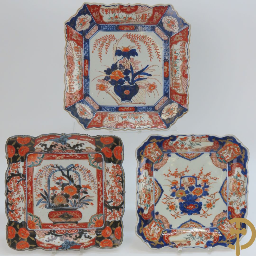 Drie vierkante Imari borden