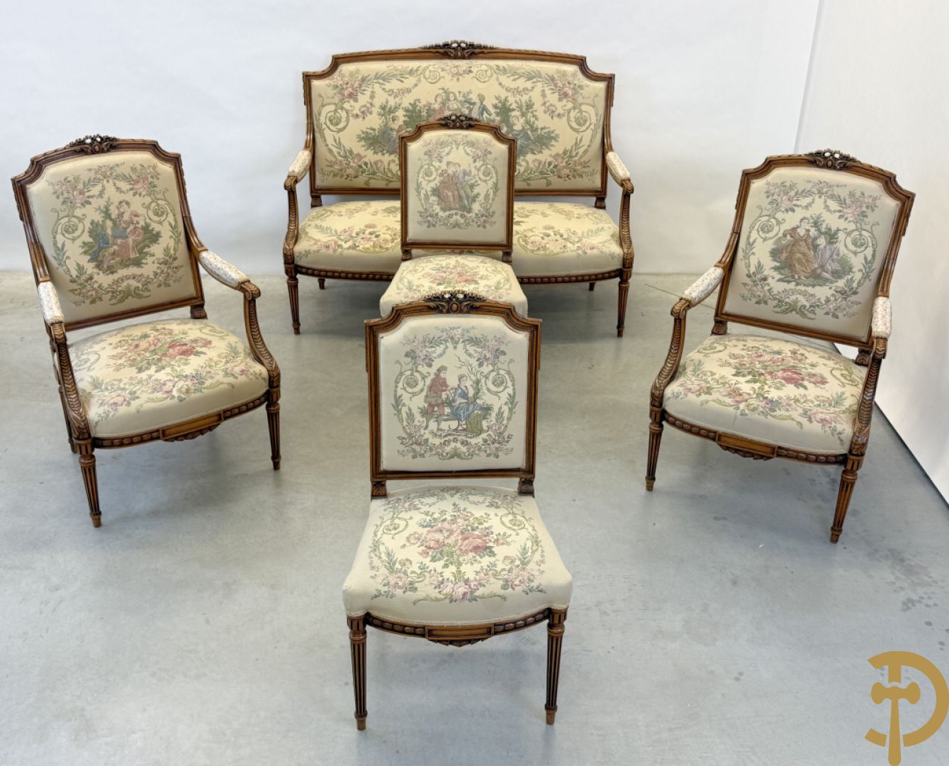 Vijfdelig notelaren Louis XVI salonensemble bestaande uit canapé, 2 armzetels en 2 stoelen