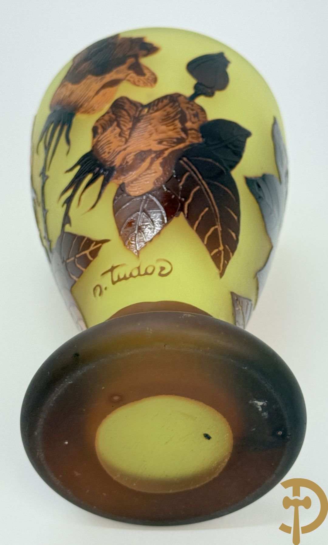 Vaas in glaspasta met gestyleerd bloemendecor, gemerkt Tudor