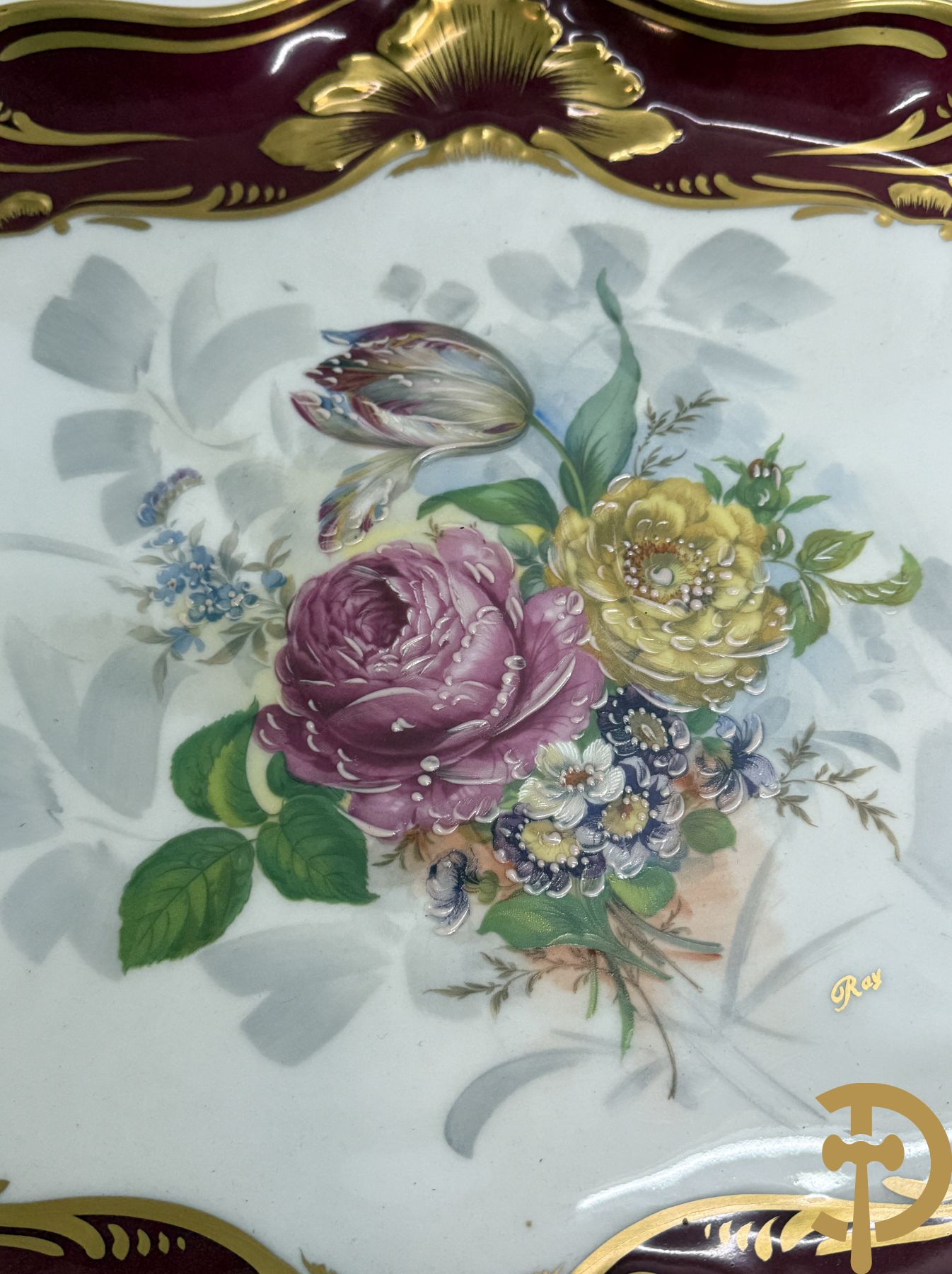 Porseleinen milieu de table (schaal en coupe) Limoges met bloemendecor en vergulde ornamenten, gemerkt onderaan