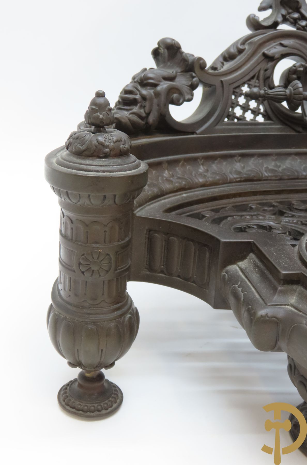 Bronzen Neo Renaissance inktstel met rocailles en bladmotieven