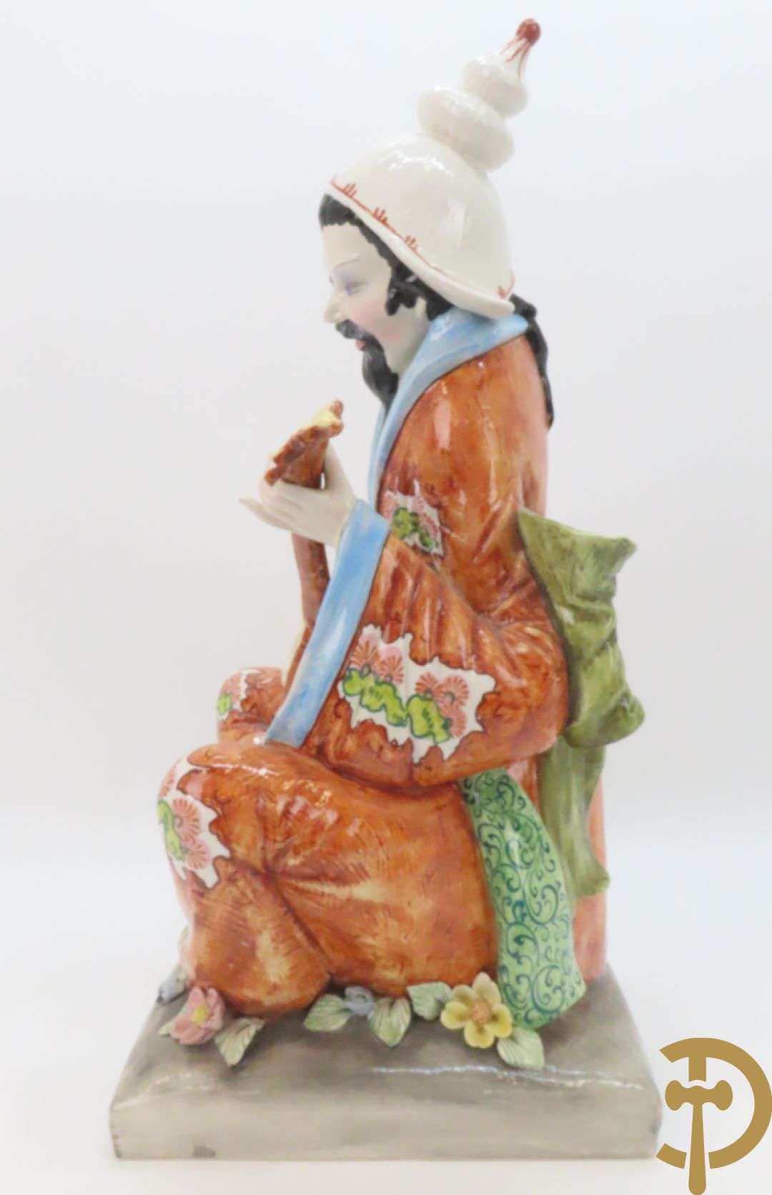 Twee Italiaanse beelden van oosterse dame met bloemen, getekend achteraan Polouioto en oosterse man met snaarinstrument in meerkleurige faience