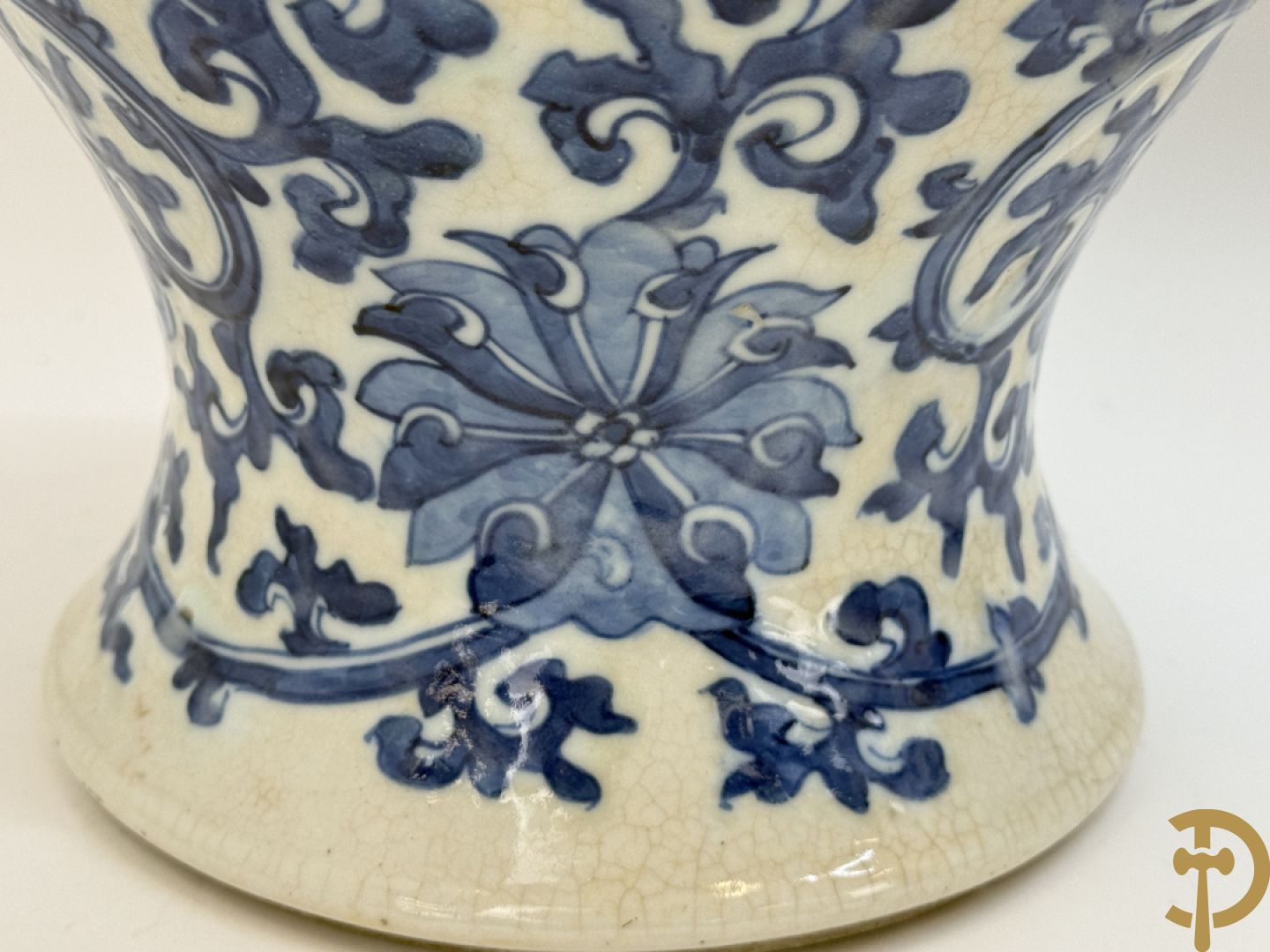 Paar Chinese dekselpotiches in blauw wit porselein met bloemendecor en accanthusranken