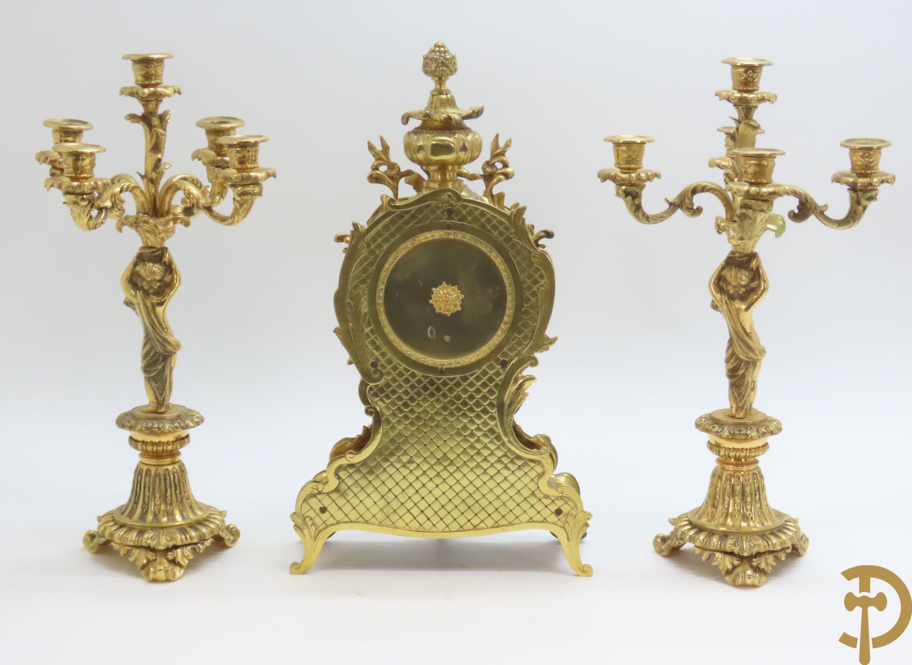 Driedelige bronzen garnituur Louis XV stijl met middenstuk en 2 vijfarmigekandelaars