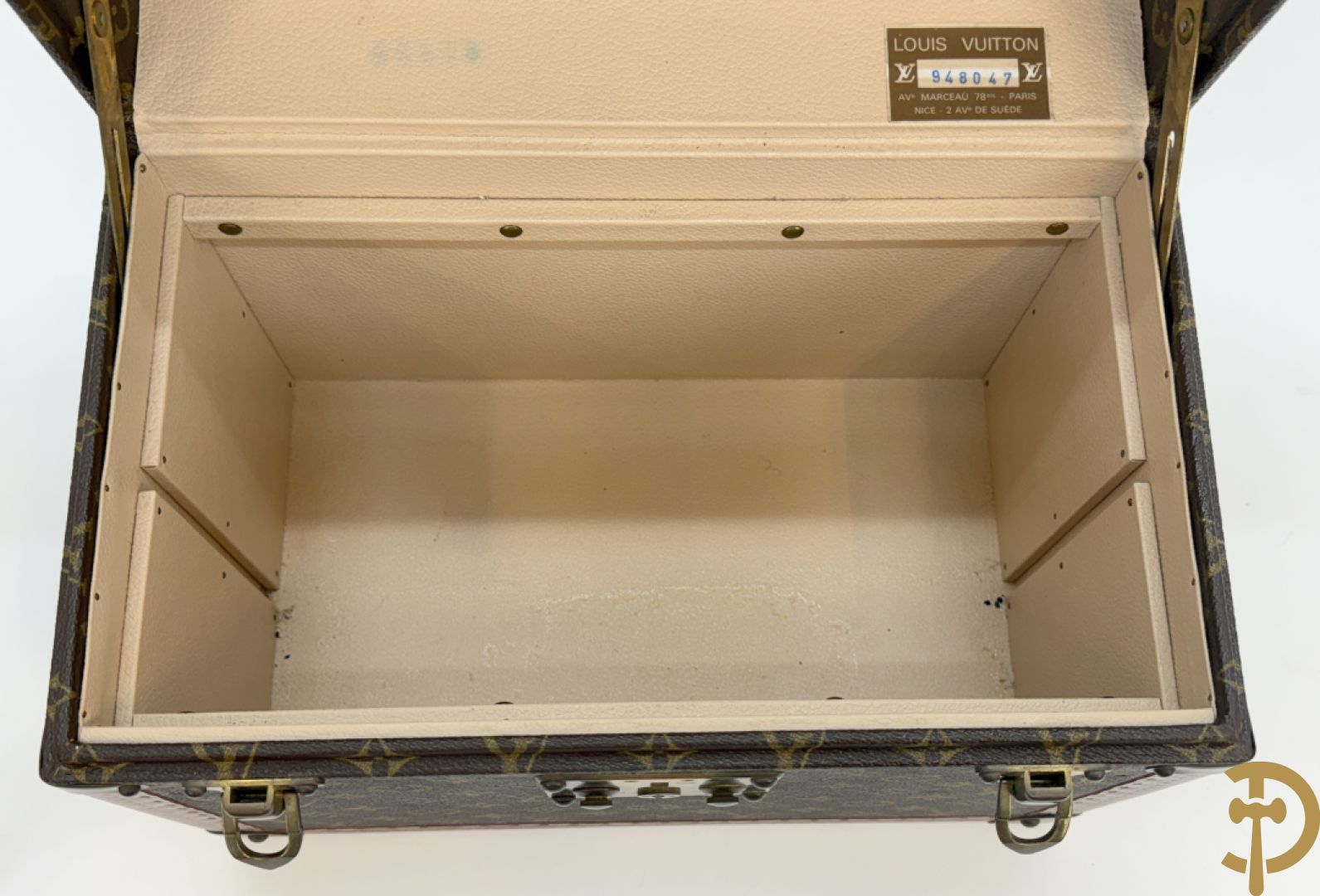 Louis Vuitton beauty case met verschillende vakjes en genummerd 948947