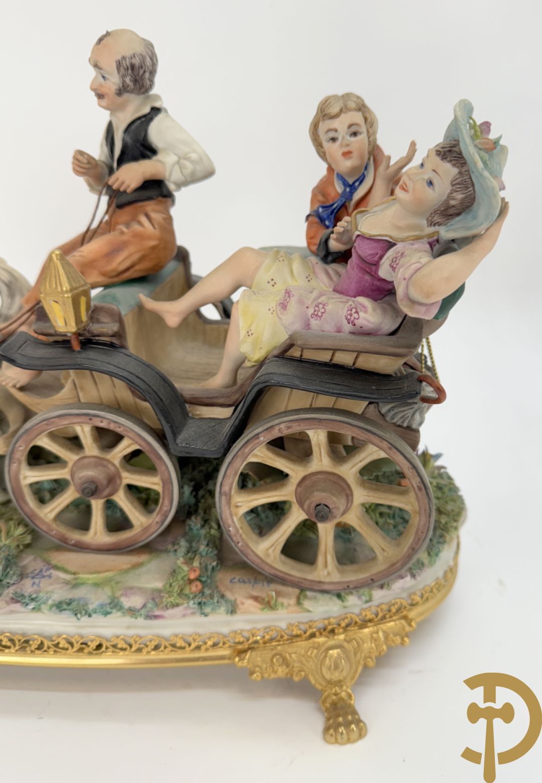 Zes porseleinen groepen Capo di Monte : Paarden met koets, oude man op bank, dame met kinderen, cupido