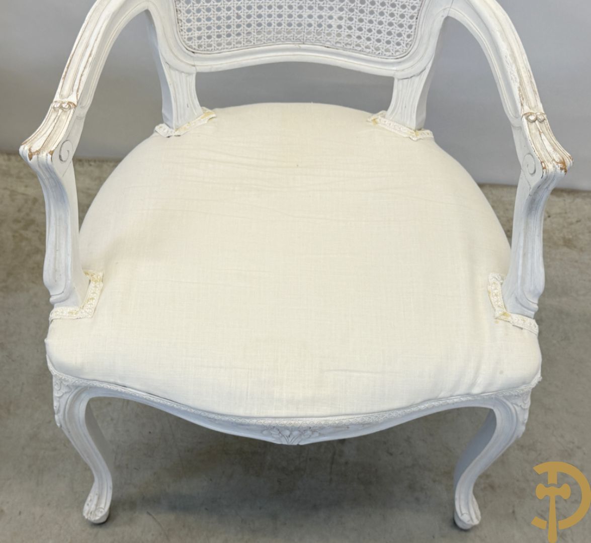 Paar gemonochromeerde Louis XV armzetels met gecanneerde rug + 2 gestoffeerde Louis XV armzetels