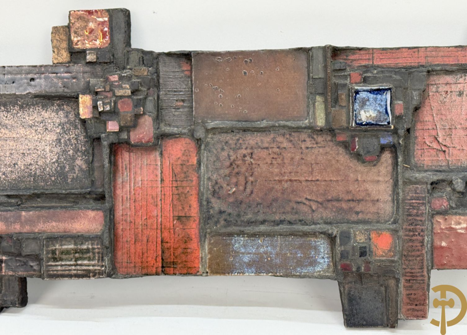 Muurplakkette met geometrische motieven in gekleurd keramiek, Pia Manu 1/3/63