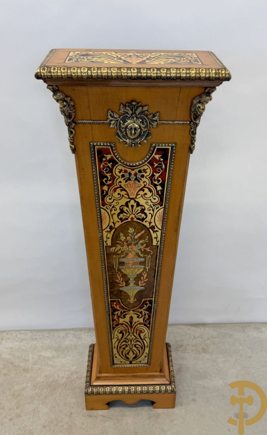 Italiaanse notelaren kartel met marqueterie en bronsbeslag, bovenaan bekroond met cupido - met bihhorende gemarqueteerde console met inleg van koper en schildpadimitatie, decor van amfoor en bronzen medusahoofd