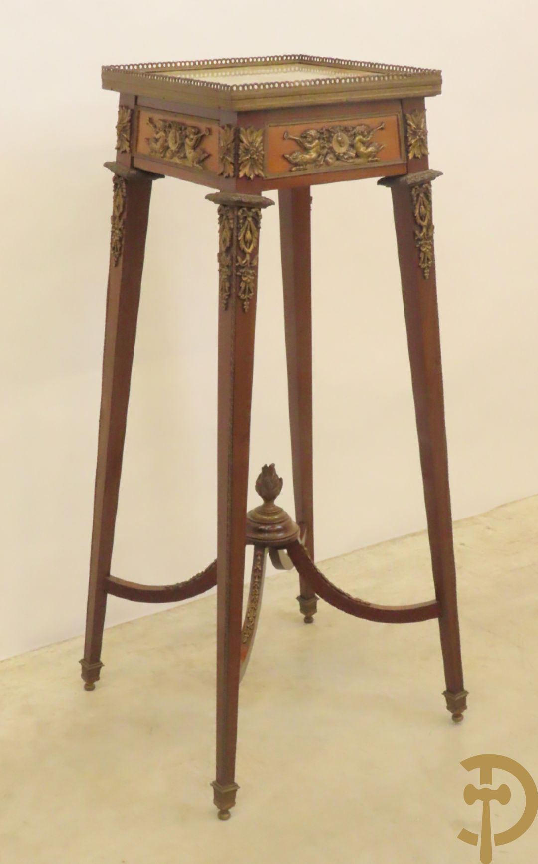 Notelaren staander bezet met bronsbeslag van musicerende cupido