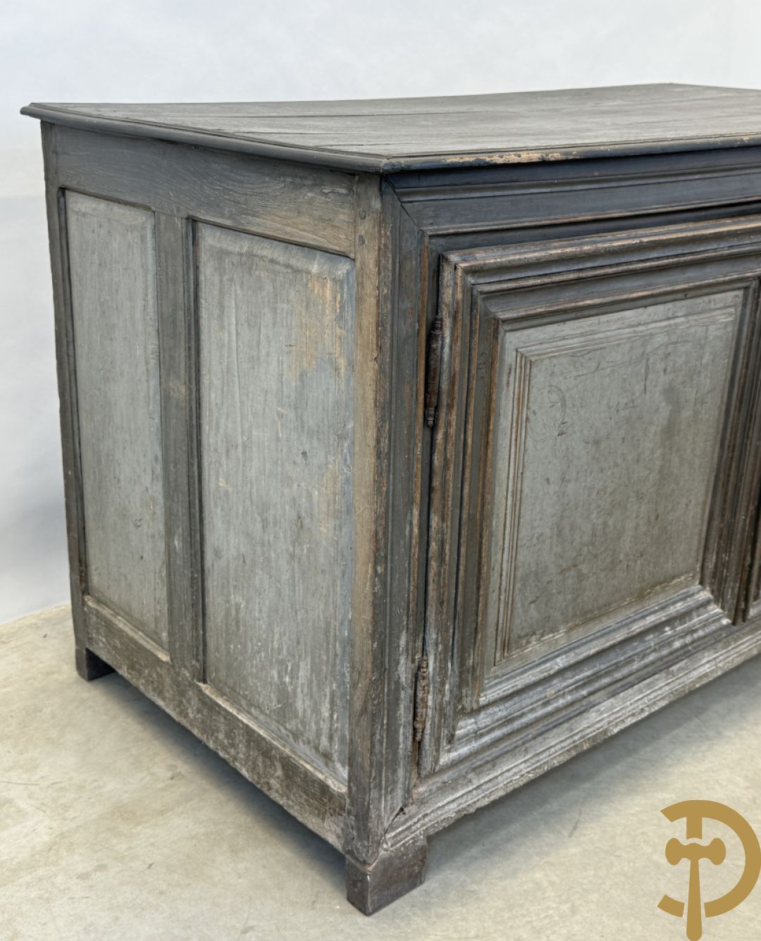 Gepatineerde tweedeursdresse met afgestoken panelen