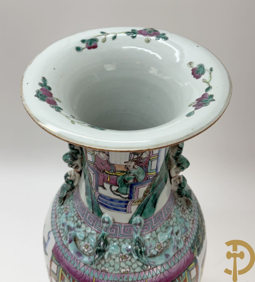 Chinese porseleinen vaas met dubbel decor van geanimeerd interieurzicht en mannen op paarden