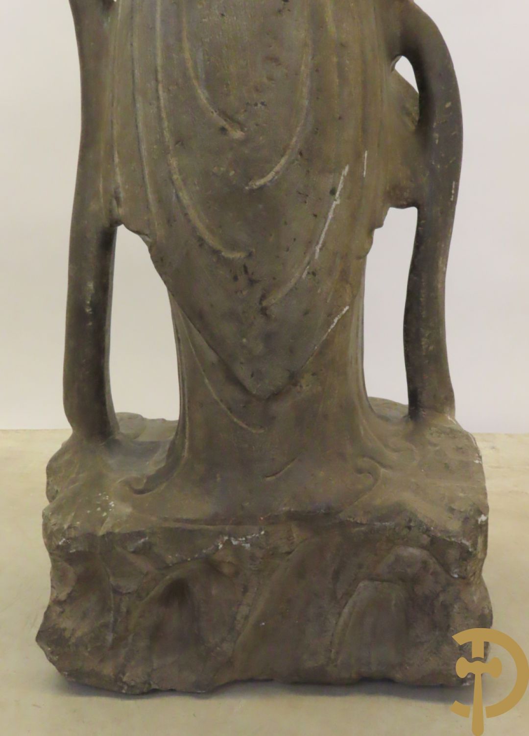 Aziatisch handgesculpteerd stenen beeld van een staande boedha