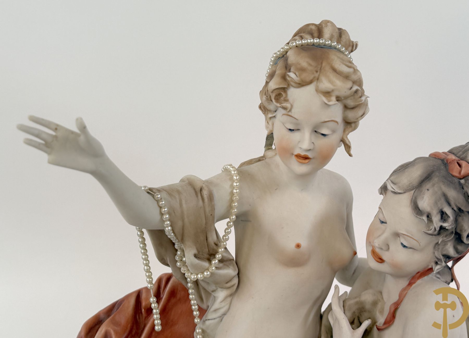 Italiaanse biscuitgroepen w.o. grote groep met 2 liggende naakte dames met zwaan, jongeman op rots, vioolspeler met edeldame, dame met kanten jurk en kinderen + Armani G. getekend 