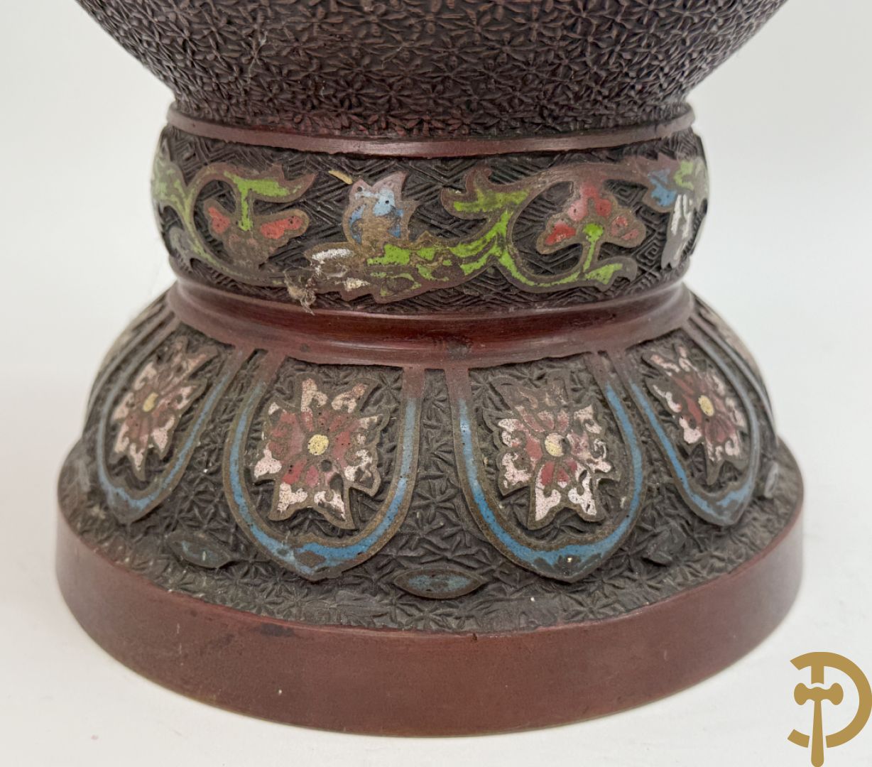 Japanse cloisoné vaas met fo-hond en bloemenmotieven