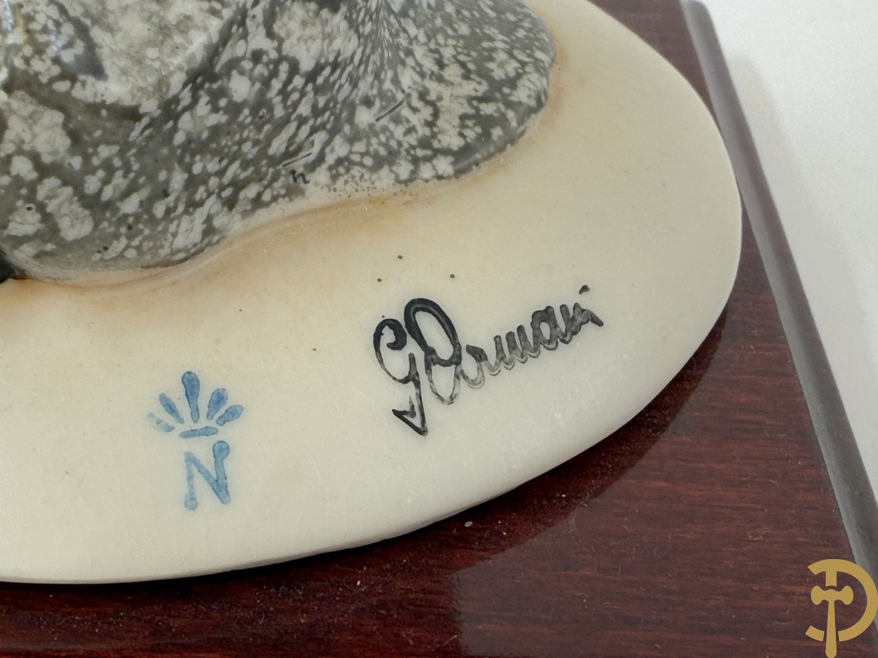 Italiaanse biscuitgroepen w.o. grote groep met 2 liggende naakte dames met zwaan, jongeman op rots, vioolspeler met edeldame, dame met kanten jurk en kinderen + Armani G. getekend 