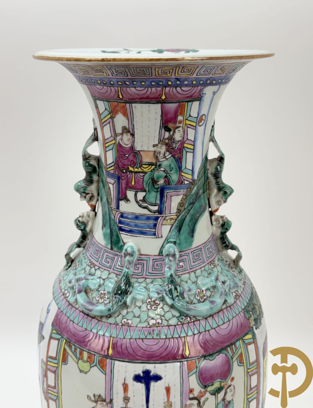 Chinese porseleinen vaas met dubbel decor van geanimeerd interieurzicht en mannen op paarden