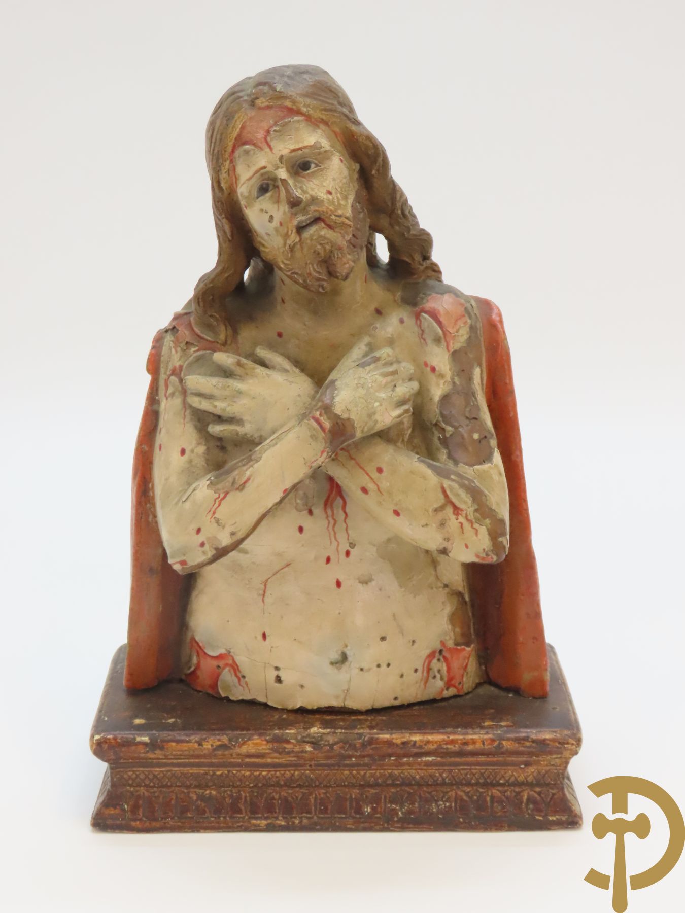 Gepolychromeerde houtsculptuur van buste van Christus met gekruiste armen dragende een rode mantel