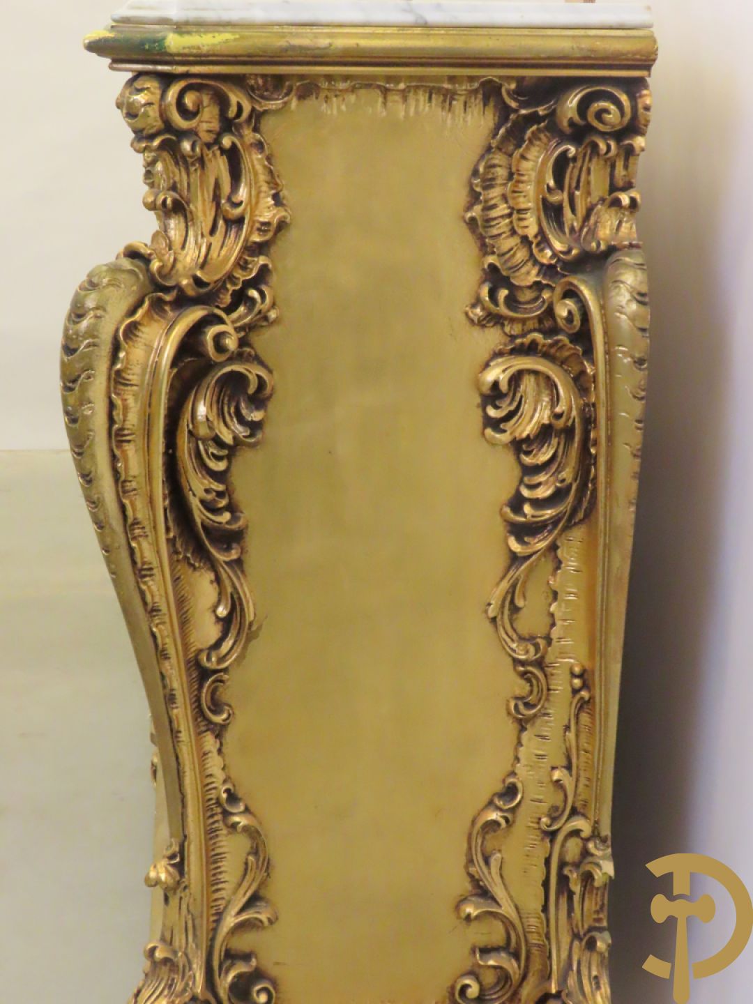 Uitzonderlijke vergulde Louis XV eetkamer bestaande uit vijfdeursdressoir met voluutvormige accanthusranken en rocailles, beschilderd met bloemenmotieven en centraal tafererel met hoornen des overvloeds + bijhorende spiegel vergulde tafel op voluutvormige poten met zes bijhorende stoelen + vitrine met accanthusranken en centrale deur, op voluutvormige poten