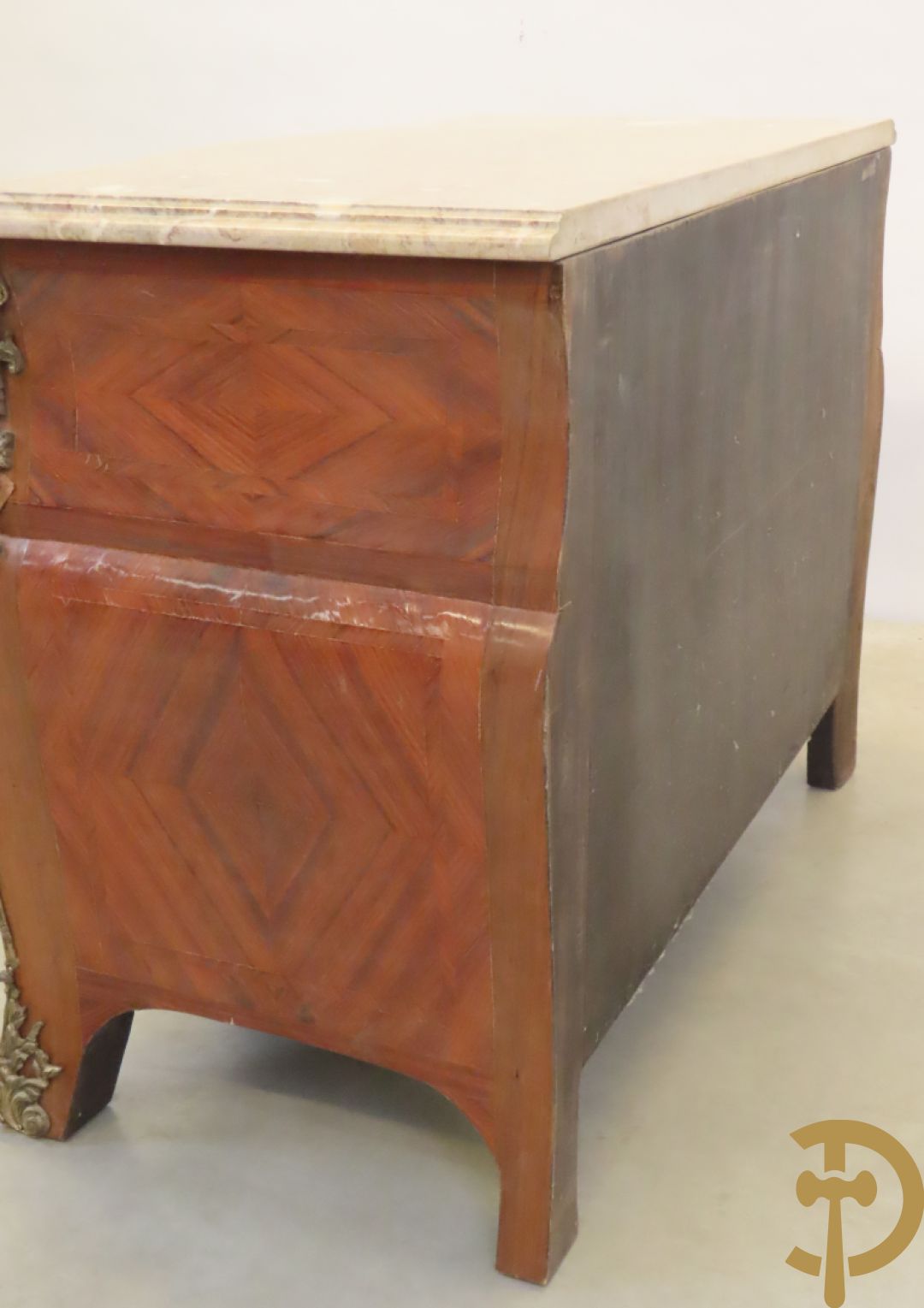 Notelaren gebombeerde drieladencommode met bronsbeslag en mazarinkoppen opzij - bovenaan met marmeren blad