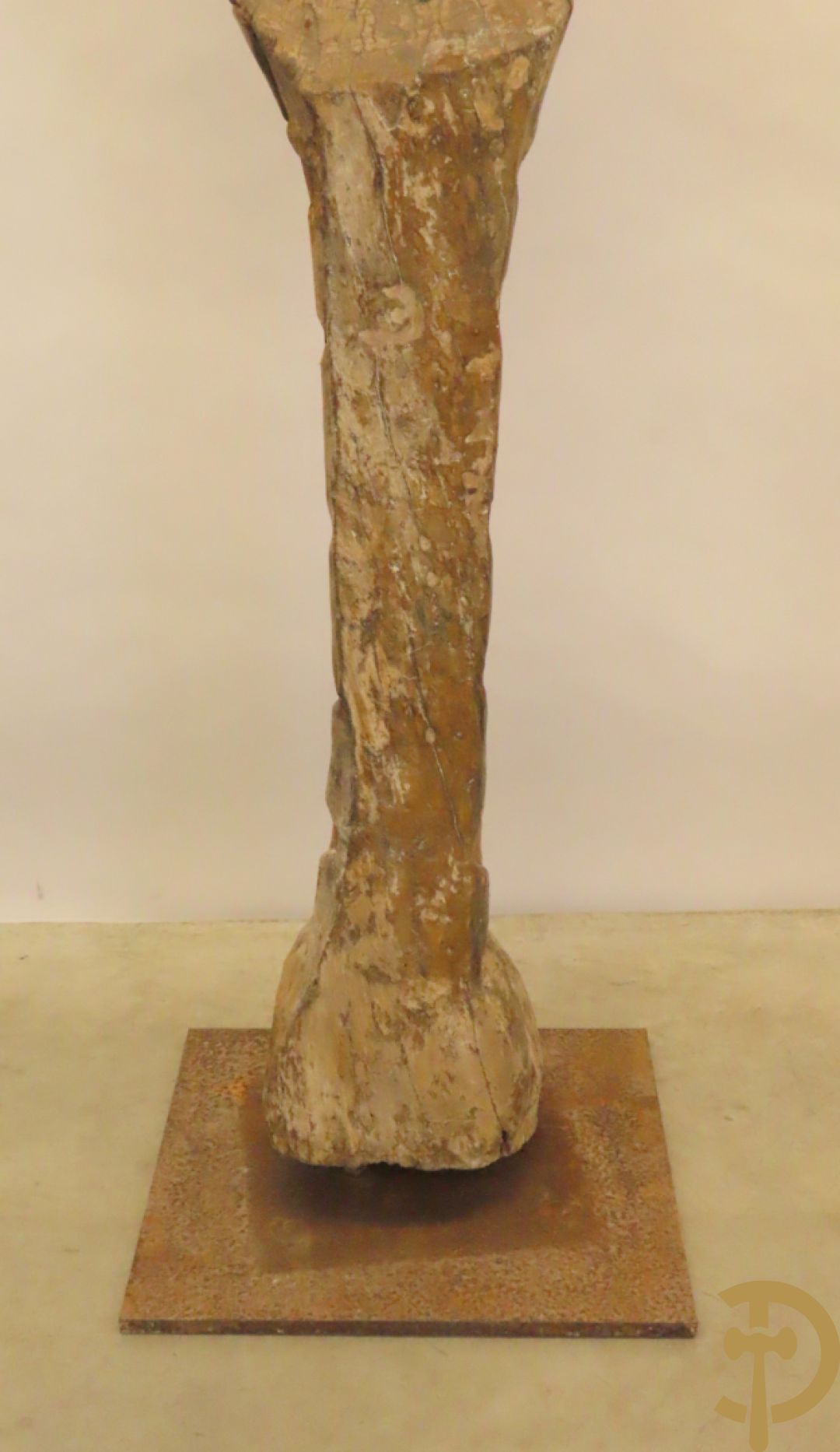 Afrikaans gekleurd decoratief sierelement als totempaal op ijzeren sokkel