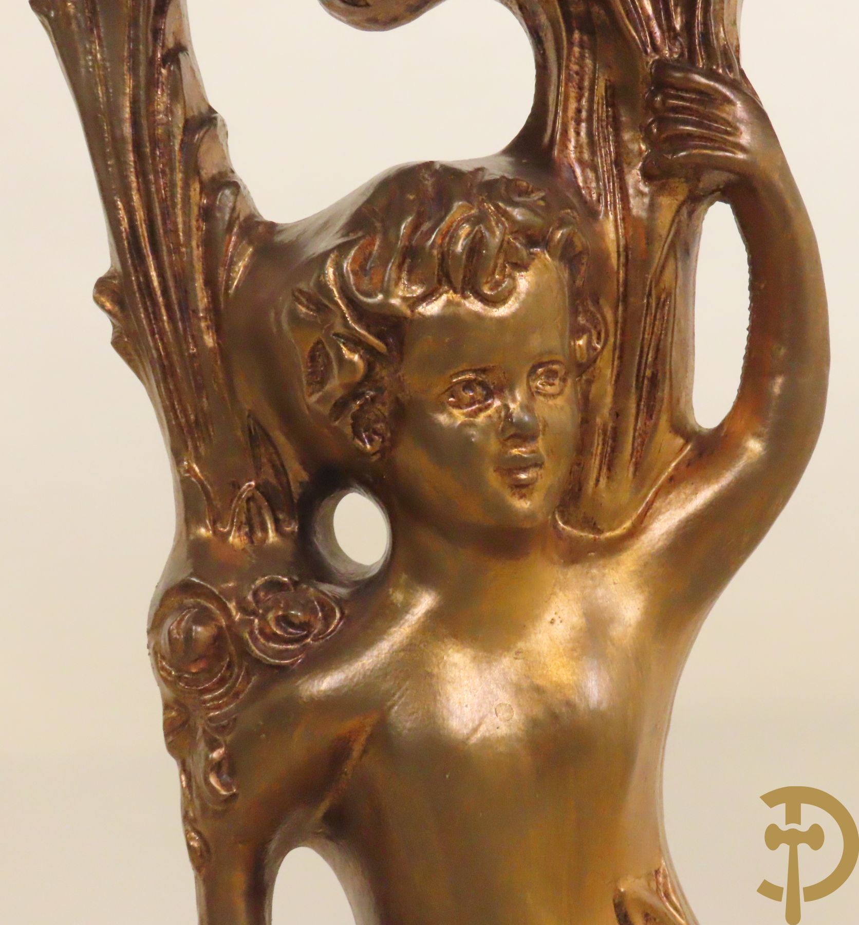 Vergulde halve maanvormige console gedragen door cupido op klauwepoten