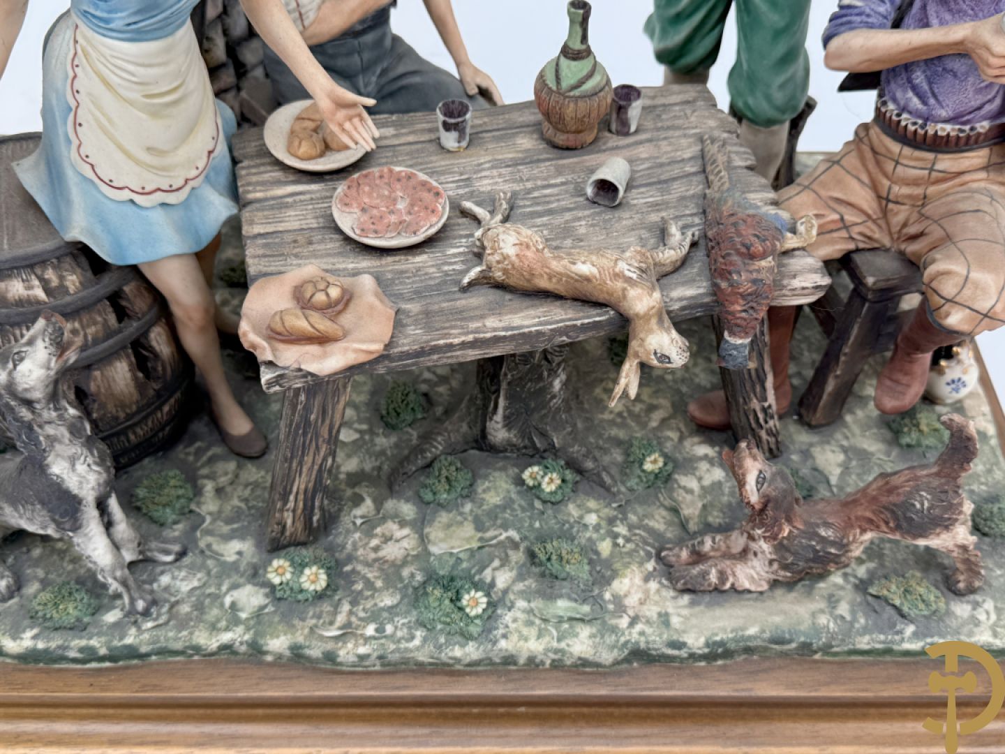 Italiaanse biscuit op houten sokkel met geanimeerde herbergscène