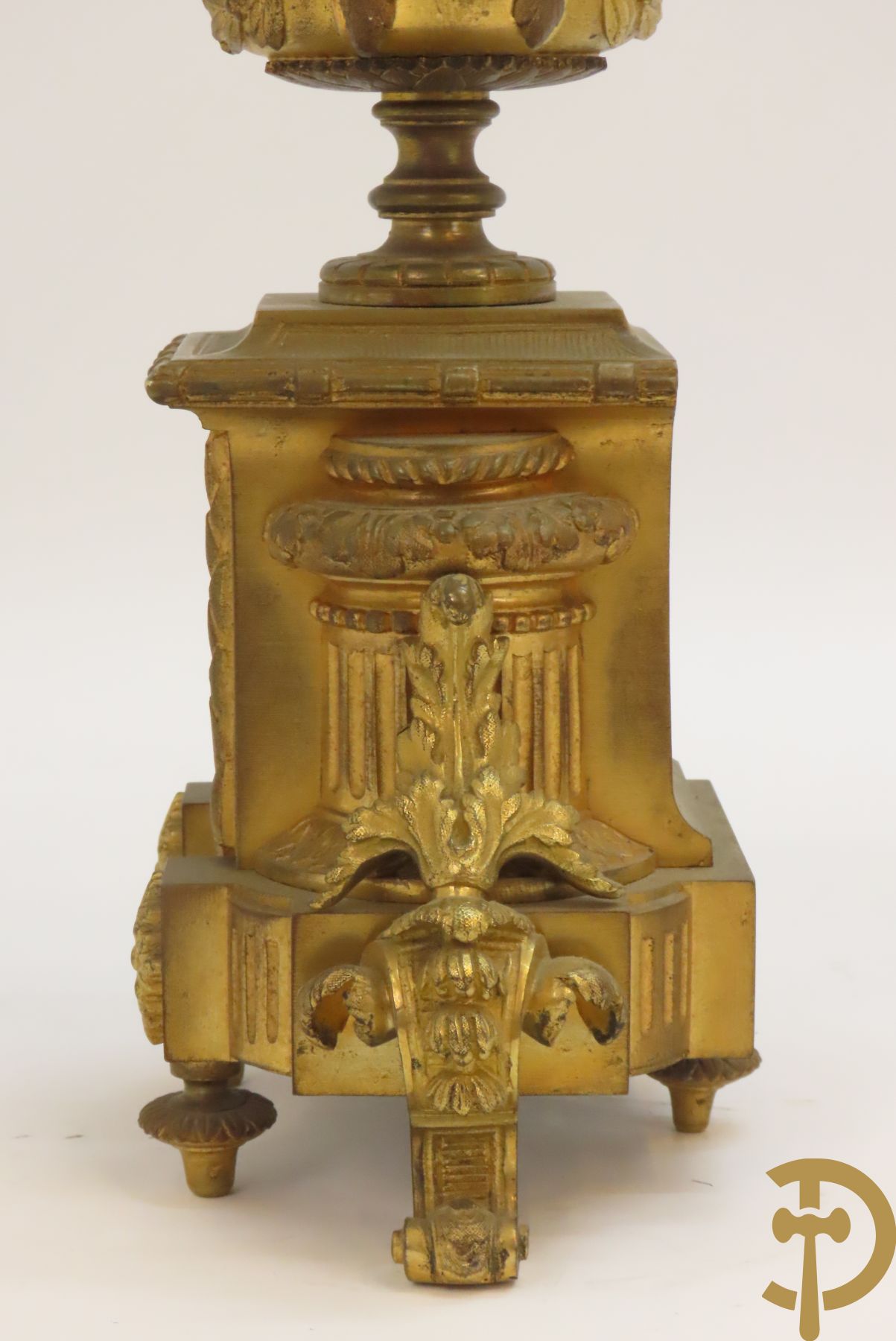 Paar bronzen kandelaars bovenaan bekroond met amfoor en pijlenkoker