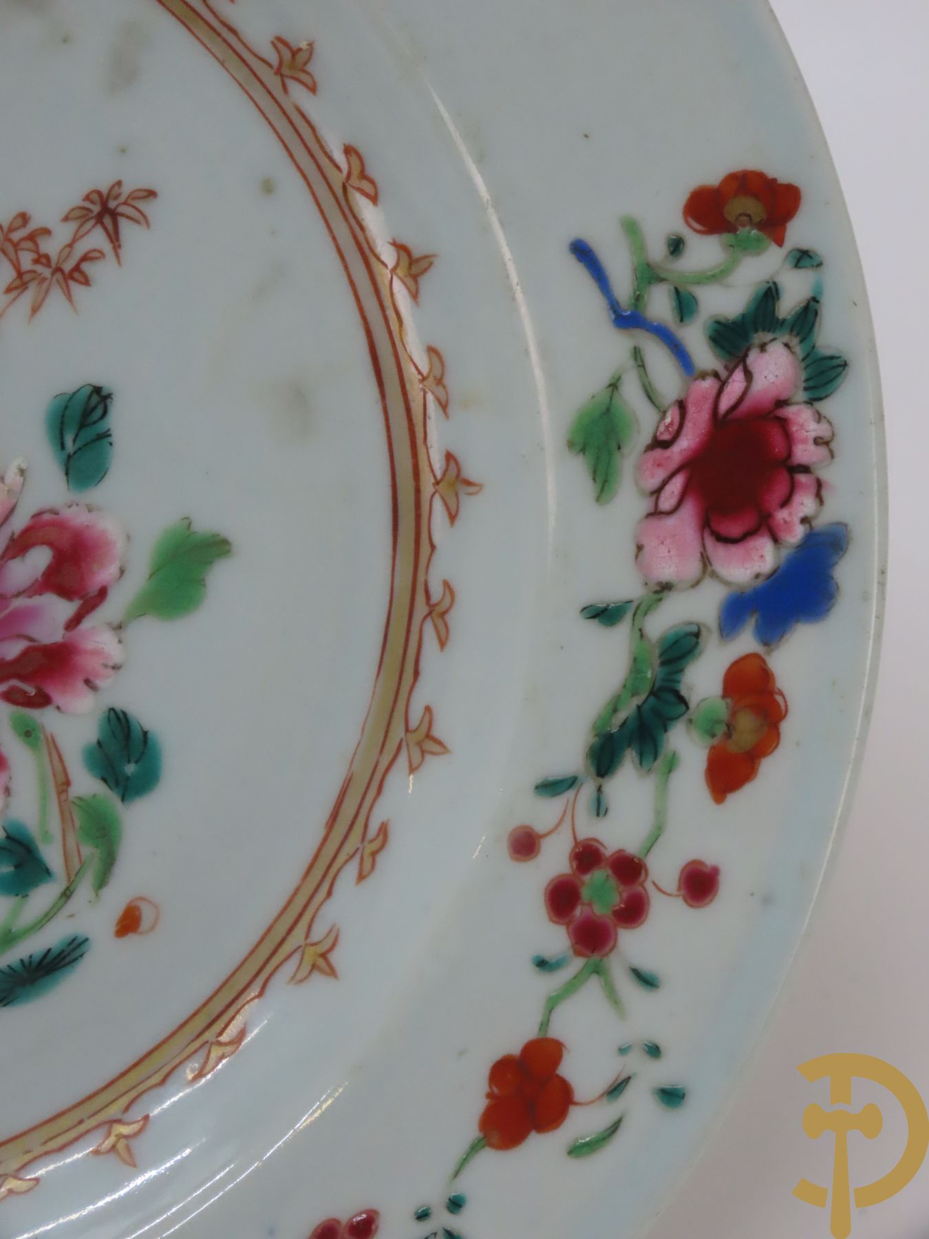 Acht Chinese porseleinen borden w.o. blauw/wit met bloemendecor, 2 blauw/witte borden, 2 Imari borden (1 met ster), 2 porseleinen borden met decor van bloemen in landschap en octagonaal bord