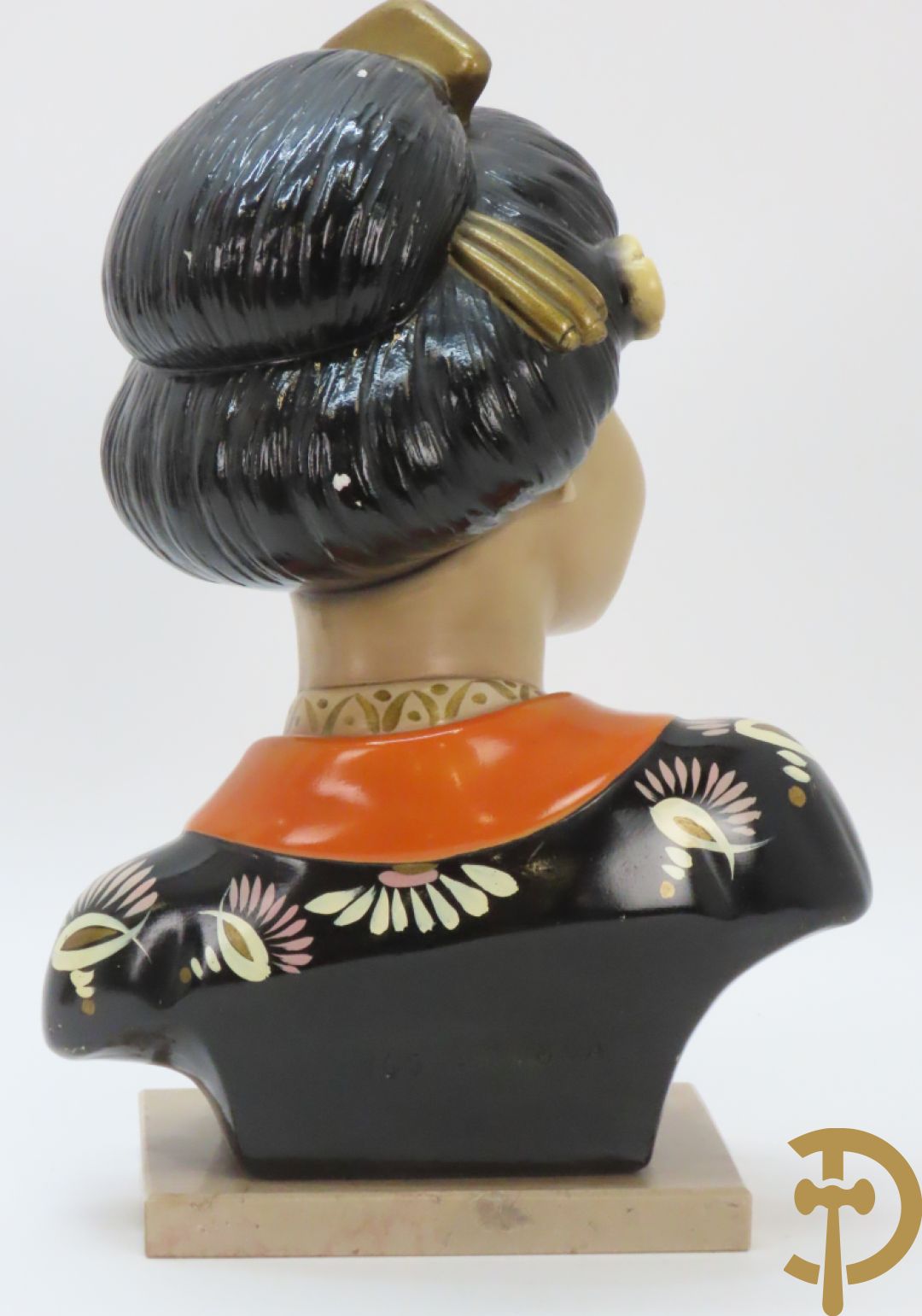 Gipsen damesbuste van Japanse schone op marmeren sokkel