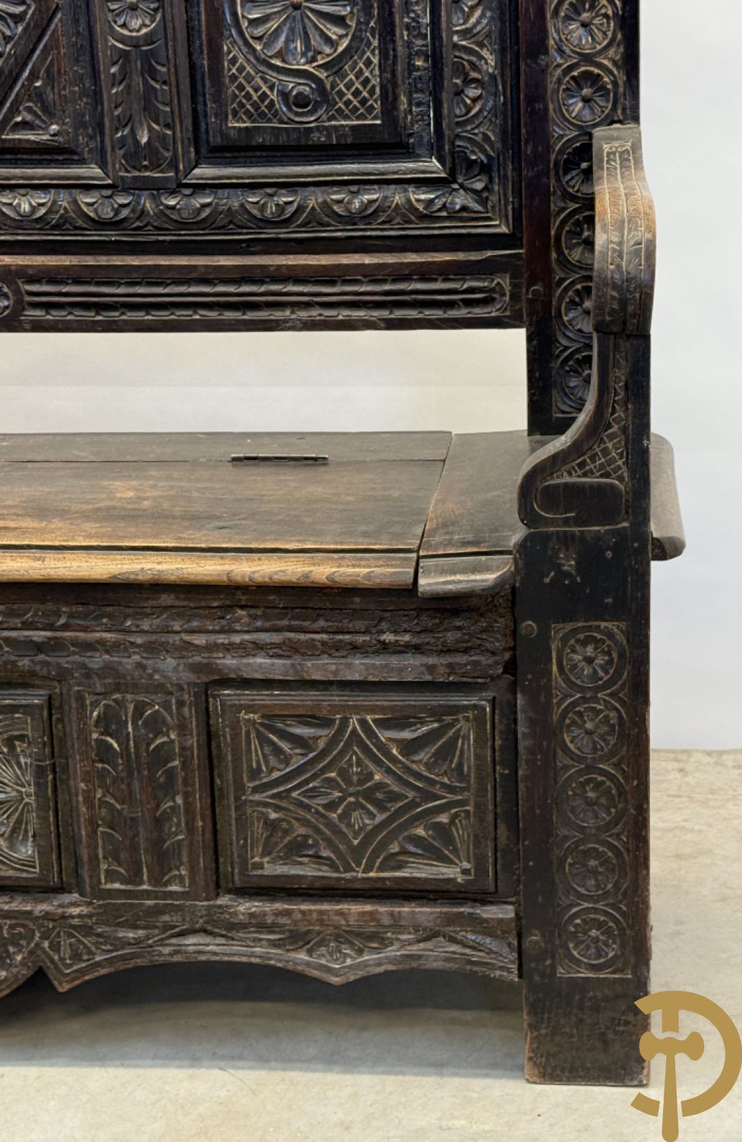 Massief eiken Engelse hall bank met gesculpteerde motieven