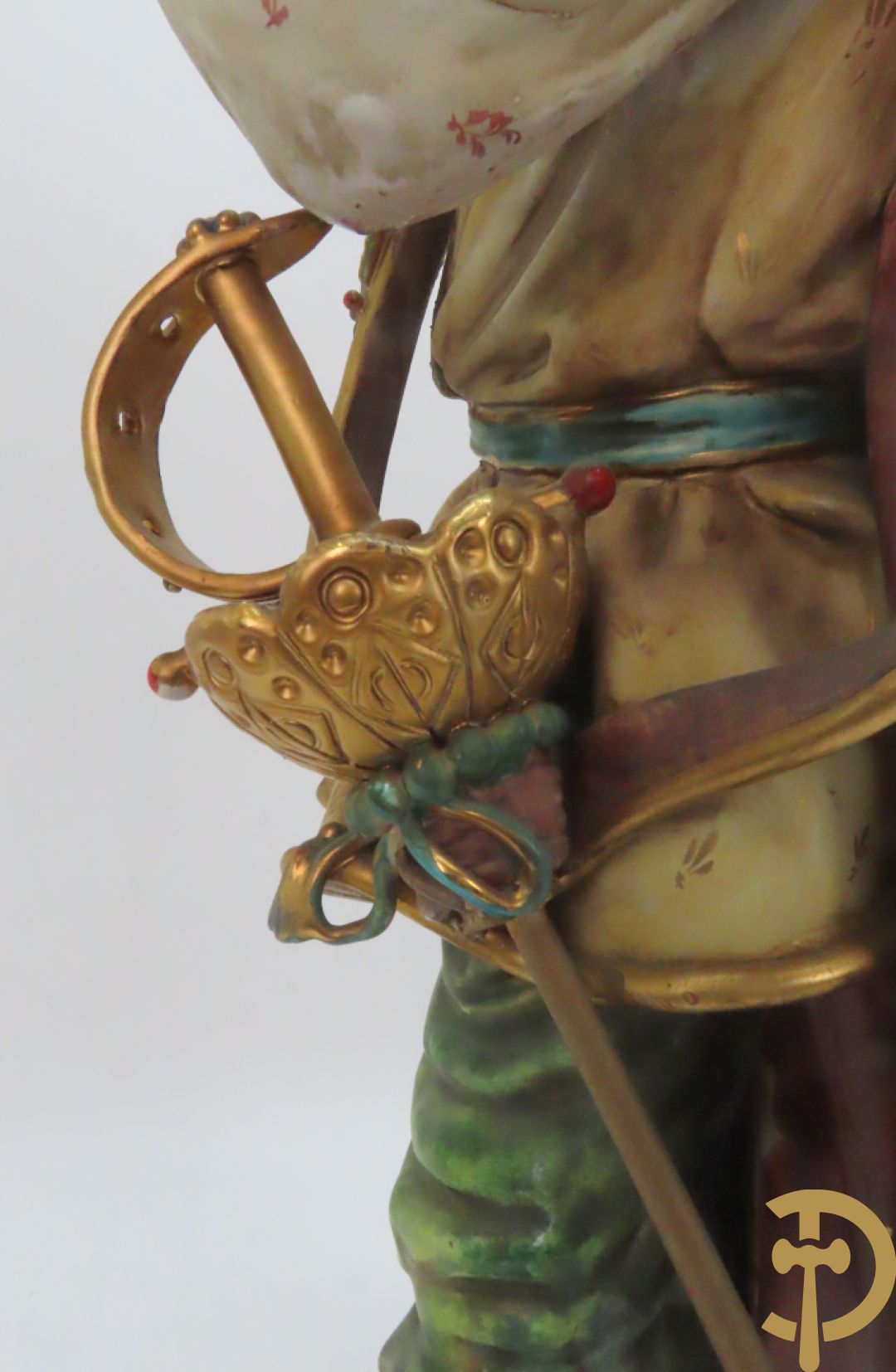 Twee Italiaanse beelden in meerkleurige faience, Cirano de Bergerac