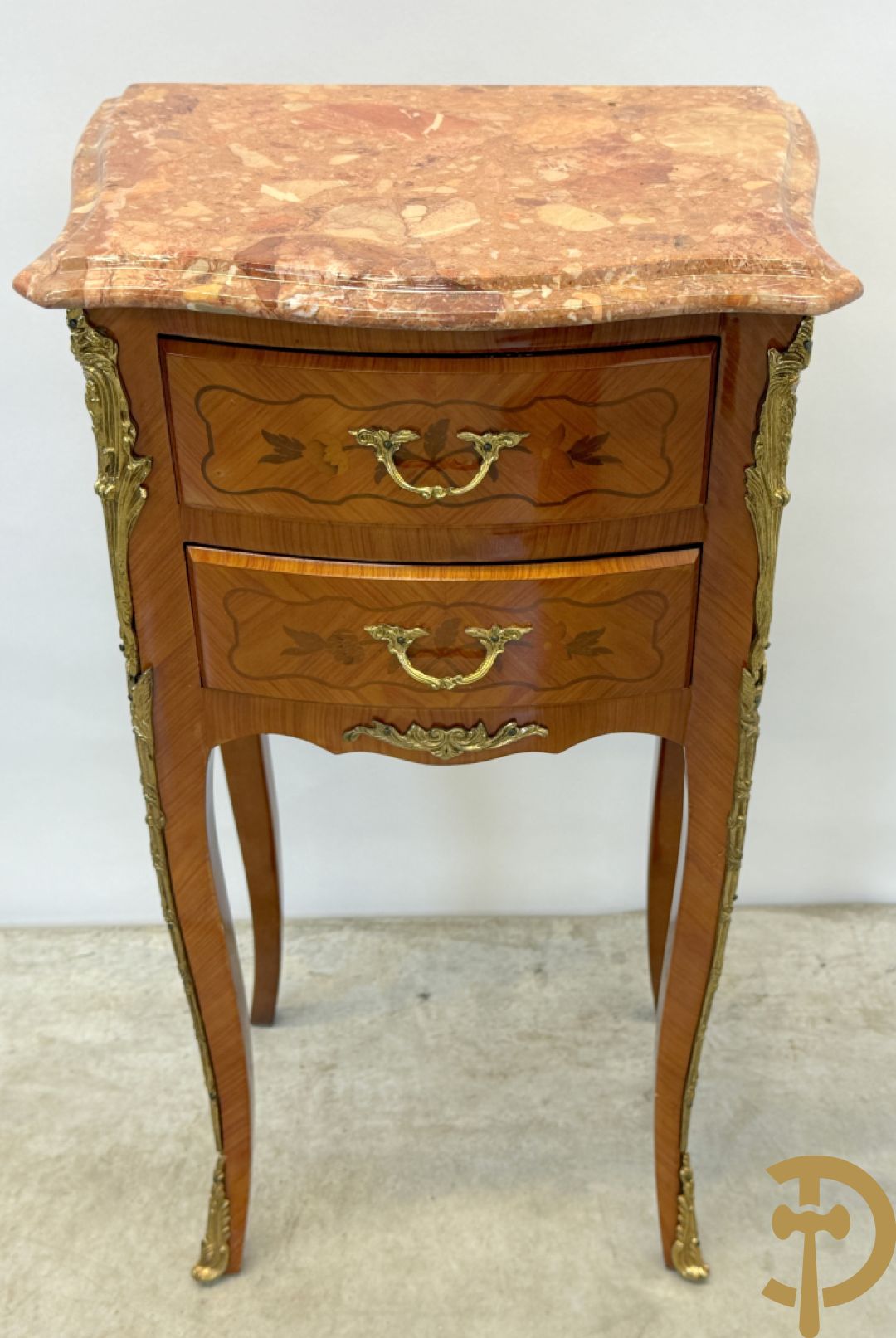 Paar notelaren Louis XV bijzetkastjes op hoge poten met 2 lades, bezet met bronzen ormamenten en marmeren blad