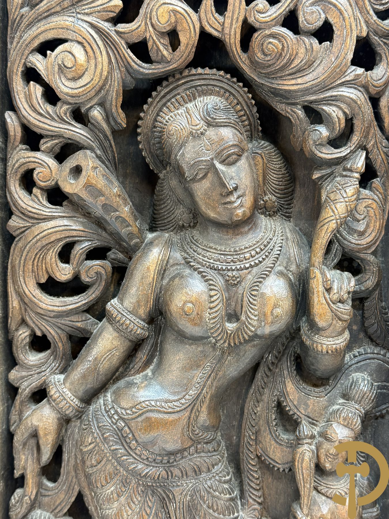 Paar Indische houtgesculpteerde basreliefs van geisha