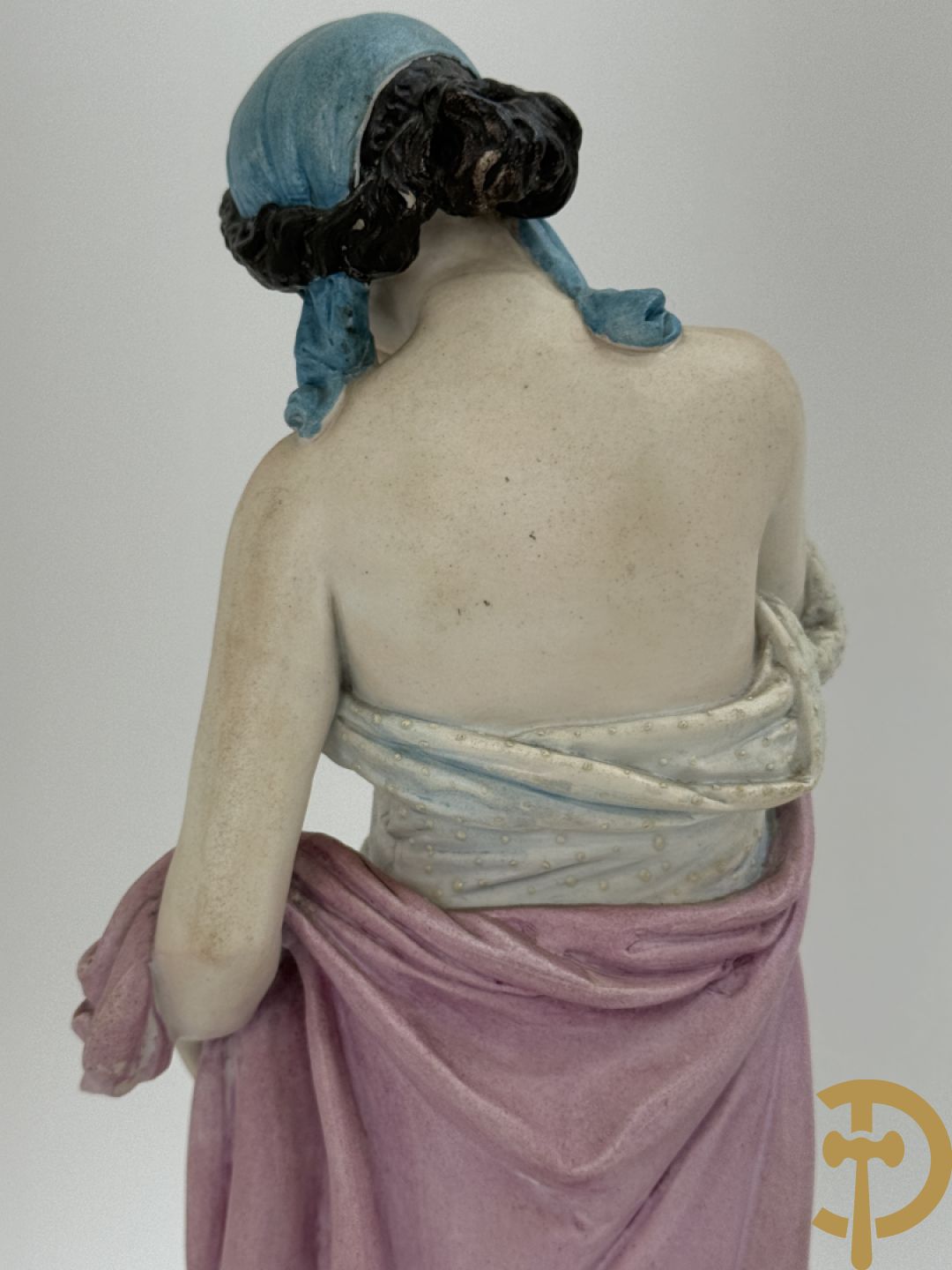 Paar Franse biscuits van elegante dame met hond en dame met bloemen op schouder